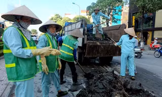 Sáng nay, một chiếc xe tải khi lưu thông trên phố Trần Duy Hưng đã để rơi xuống đường một lượng lớn bùn đất. Sự việc này đã biến đường phố thành... đường bùn, ảnh hưởng nghiêm trọng đến giao thông qua khu vực.