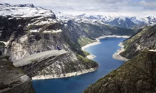 Mỏm núi Trolltunga là một địa điểm rất thu hút khách du lịch tại Na Uy.