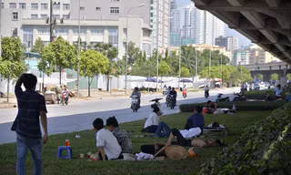 [ẢNH] Muôn kiểu trốn nắng nóng gần 40 độ C ở Hà Nội