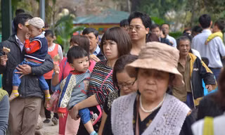 Khu vui chơi đông nghịt người du xuân đầu năm
