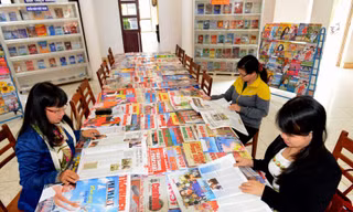 Muôn màu báo tết.