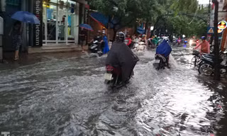 Nhiều tuyến đường Hà Nội 'chìm nghỉm' sau trận mưa lớn