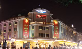 Trên các tuyến phố của Thủ đô Hà Nội được trang hoàng rực rỡ chuẩn bị đón năm mới sắp sang. 