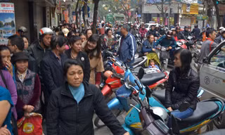 Hà Nội: Hết xếp hàng mua bánh chưng lại đến giò Tết