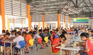 SV khó khăn được nhận những suất ăn miễn phí do Đoàn ĐHQG TPHCM tổ chức