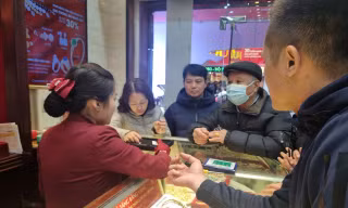 Người Hà Nội xếp hàng mua vàng trước ngày vía Thần tài