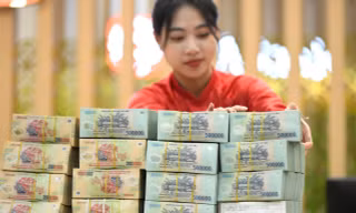 Thấy gì về đề xuất 'đánh thuế' thu nhập tiền lãi gửi tiết kiệm? 