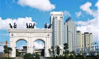Ngân hàng rầm rộ rao bán biệt thự, xe sang trước Tết 