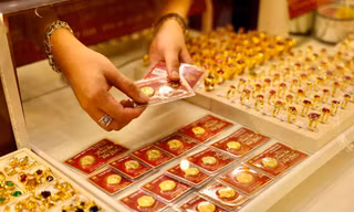 Người sắp cưới, nợ vàng ‘méo mặt’ vì giá tăng vù vù 