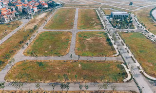 Giá nhà đất trung tâm cao, nhà đầu tư Hà Nội 'đánh bắt xa bờ'