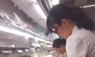 Giàu, nghèo đều giảm chi tiêu