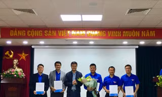 Bí thư T.Ư Đoàn Bùi Quang Huy chúc mừng Ban chủ nhiệm CLB Lý luận trẻ.