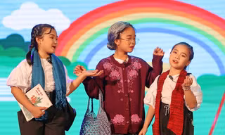 Trà My thể hiện tác phẩm "Máy bay của bà"