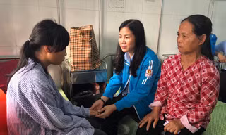 Chị Hoàng Tú Anh, Phó Chủ tịch Hội đồng Đội T.Ư, Giám đốc Trung tâm Hỗ trợ và Phát triển Thiếu nhi Việt Nam ân cần thăm hỏi, động viên nữ sinh H.Y và gia đình em.