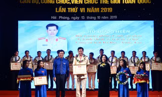 Bà Trương Thị Mai, Ủy viên Bộ Chính trị, Trưởng ban Dân vận T.Ư và anh Lê Quốc Phong, Bí thư thứ nhất T.Ư Đoàn, Chủ tịch T.Ư Hội LHTN Việt Nam trao Bằng phần thưởng cho các cán bộ, công chức, viên chức trẻ giỏi 2019. Ảnh: Bảo Anh