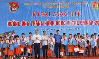 Ban tổ chức chương trình trao tặng học bổng và quà cho thiếu nhi có hoàn cảnh khó khăn, vươn lên học giỏi