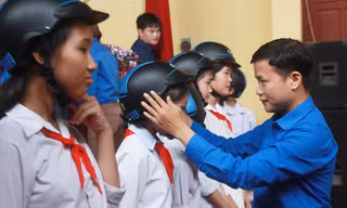 Trao tặng mũ bảo hiểm cho học sinh trường THCS Bảo Sơn, huyện Lục Nam, tỉnh Bắc Giang 