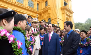 Chú tịch nước Trần Đại Quang trò chuyện với các cán bộ đoàn xuất sắc nhận giải thưởng Lý Tự Trọng 2018