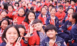 Các em học sinh trường Tiểu học Dịch Vọng A (Cầu Giấy, Hà Nội) hào hứng tại lễ phát động cuộc thi sưu tập và tìm hiểu tem Bưu chính "Cháu ngoan Bác Hồ mừng Đảng quang vinh". Ảnh: Bảo Anh