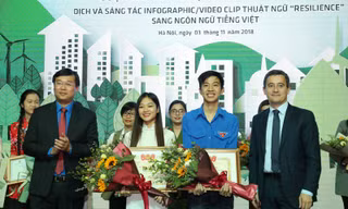 Bí thư thứ nhất T.Ư Đoàn Lê Quốc Phong trao giải Nhất cho các tác giả.