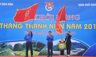 Bí thư thường trực Trung ương Đoàn Nguyễn Anh Tuấn trao cờ lệnh cho đại diện hai đơn vị tại lễ khởi động Tháng Thanh niên 2019