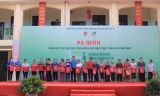 tặng 200 chiếc túi vải thân thiện môi trường cho đoàn viên thanh niên và nhân dân xã Ninh Sơn để đựng đồ dùng, thức ăn khi đi chợ hàng ngày thay cho túi nilon.
