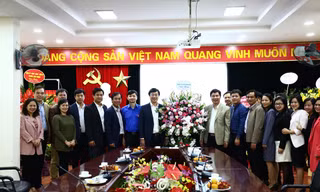 Anh Lê Quốc Phong, Bí thư thứ nhất T.Ư Đoàn trao tặng lẵng hoa chúc mừng tập thể đội ngũ cán bộ sư phạm Học viện Thanh niên Thiếu niên Việt Nam nhân dịp 37 năm Ngày Nhà giáo Việt Nam 20/11. Ảnh: Bảo Anh
