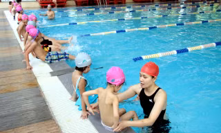61 em nhỏ trên địa bàn quận Hai Bà Trưng bắt đầu khóa học bơi miễn phí