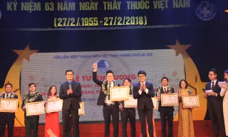 Bí thư T.Ư Đoàn Bùi Quang Huy trao tăng khen thưởng cho các bác sĩ trẻ nhận giải thưởng Đặng Thùy Trâm