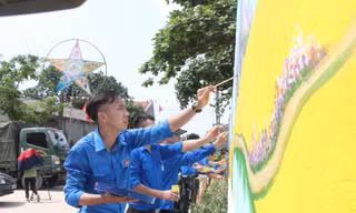 Con đường bích họa đầy sắc màu được tuổi trẻ Bắc Giang thực hiện ngay sau lễ khởi động chiến dịch thanh niên tình nguyện hè sáng 26/5