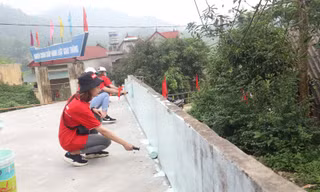 Ngoài việc bàn giao công trình thắp sáng đường quê, cácđã tham gia quét vôi ve 400m tường rào trường học