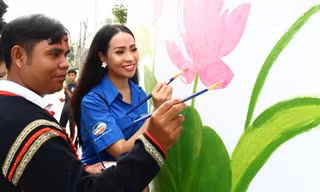 Anh Y Hlý Niê Kdăm, dân tộc Ê Đê "Nhân vật truyền cảm hứng vẽ tranh bích họa tại trường THCS Tứ Liên, Tây Hồ, Hà Nội.