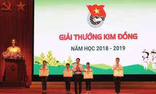 Các em đội viên nhận Giải thưởng Kim Đồng năm học 2018 - 2019