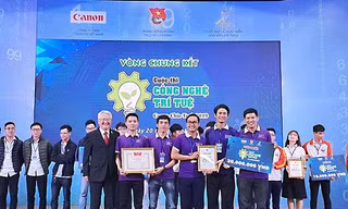 Ban tổ chức Cuộc thi "Công nghệ trí tuệ Canon Chie-Tech" trao giải Nhất cho đội tuyển SRC.HUST của Trường Đại học Bách khoa Hà Nội. 