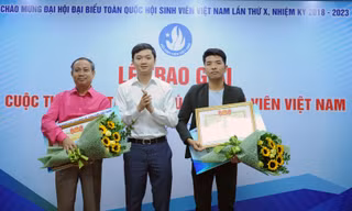 Ban tổ chức trao giải Nhì cuộc thi sáng tác ca khúc về Sinh viên Việt Nam.