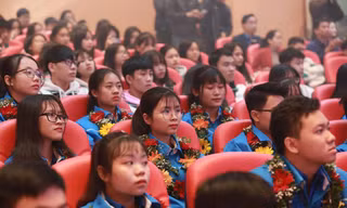 Những học sinh đạt danh hiệu "học sinh 3 tốt" và "học sinh 3 rèn luyện" tại lễ tuyên dương. Ảnh: Bảo Anh
