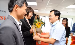 Bí thư thường trực T.Ư Đoàn Nguyễn Anh Tuấn trao tặng kỷ niệm chương “Vì thế hệ trẻ” cho lãnh đạo, cán bộ của Bộ Giáo dục và Đào tạo. Ảnh: Dương Triều.