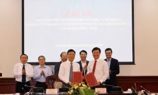Bí thư thứ nhất T.Ư Đoàn Lê Quốc Phong và Bộ trưởng Bộ Tư pháp Lê Thành Long ký kết chương trình phối hợp hai bên giai đoạn 2018 - 2022.