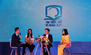 Các tác giả giao lưu tại lễ trao giải thưởng. 