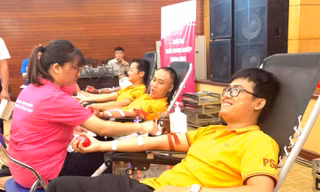 Niềm vui của các bạn trẻ khi được sẻ chia giọt máu đào cho những người bị bệnh đang cần máu.