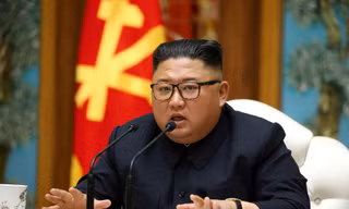 Chủ tịch Kim Jong-un chủ trì cuộc họp nhưng không đeo khẩu trang.