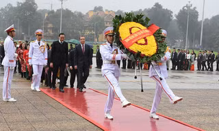 Thứ trưởng Bộ Ngoại giao Đặng Minh Khôi, Chủ nhiệm Ủy ban Nhà nước về người Việt Nam ở nước ngoài và ông Phùng Khánh Tài, Phó Chủ tịch Ủy ban Trung ương Mặt trận Tổ quốc Việt Nam dẫn đầu đoàn kiều bào tiêu biểu vào lăng viếng Chủ tịch Hồ Chí Minh.