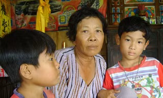 Bà Bùi Thị Tươi cùng 2 cháu nội ngoại tố cáo bị thầy giáo Nghị đánh