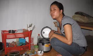 Dù mang bầu nhưng Ngọc Yên vẫn chỉ dám ăn cơm với rau và khoai vì cuối tháng hết tiền