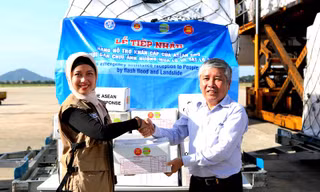 Đại diện Văn phòng Ban chỉ đạo Trung ương về Phòng chống thiên tai tiếp nhận cứu trợ cho bà con bị thiệt hại do mưa lũ từ tổ chức AHA.