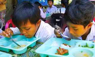 Học sinh nghèo Trường Tiểu học Phương Thạnh A ăn cơm trưa miễn phí. Ảnh: Cao Dương