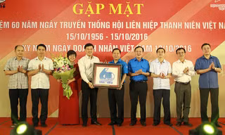 Anh Lê Quốc Phong – Bí thư thứ nhất T.Ư Đoàn tặng hoa và quà chúc mừng Hội LHTN Việt Nam nhân kỷ niệm 60 năm
