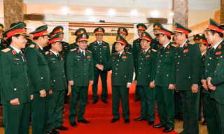 Đại tướng Ngô Xuân Lịch trao đổi với các tướng lĩnh, sĩ quan cao cấp tại Bộ Tư lệnh Quân khu 1, ngày 3/10. Ảnh: CTV