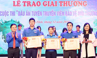 Trao Giải thưởng Cuộc thi “Dấu ấn tuyên truyền viên bảo vệ môi trường”.