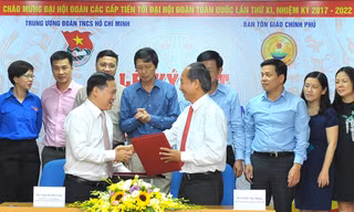 Bí thư T.Ư Đoàn, Chủ tịch T.Ư Hội LHTN Việt Nam Nguyễn Phi Long và Phó trưởng Ban Tôn giáo Chính phủ Trần Tấn Hùng ký kết chương trình. Ảnh: Xuân Tùng